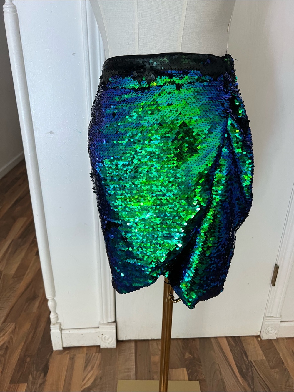 Lulu's Iridescent Green-Blue Sequin Wrap Mini Skirt, XS, EUC